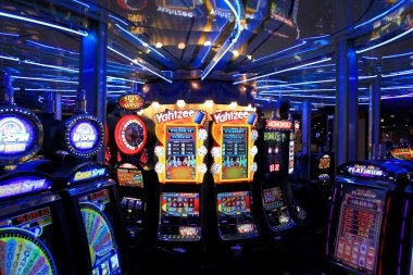 VIP tier progression interface showing Base, Silver, Gold, Platinum, Diamond ranks and weekly cashback summary